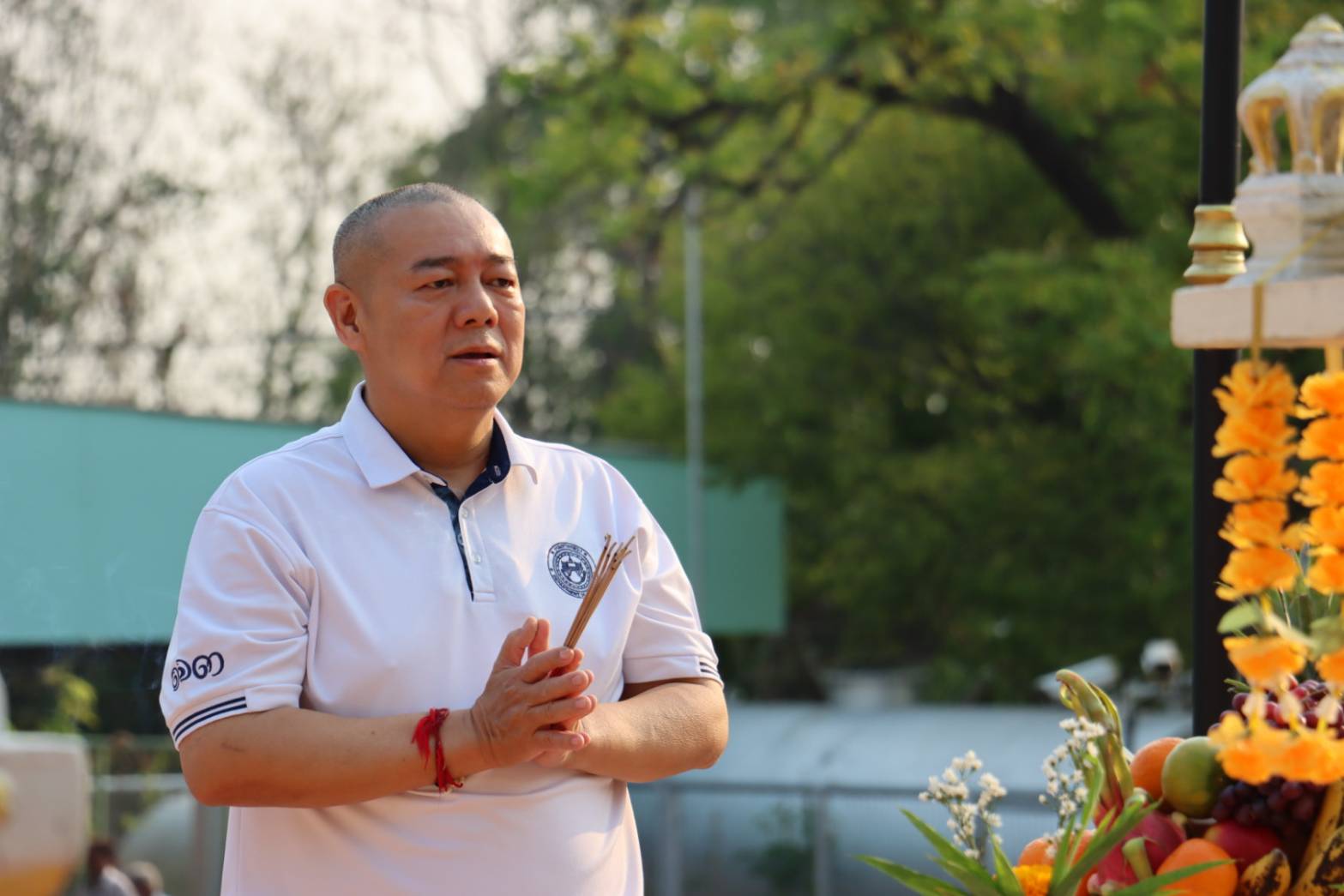 พิธีสักการะศาลพระพรหม ศาลพระภูมิเจ้าที่ และศาลตายาย เพื่อความเป็นสิริมงคล เนื่องในวันสงกรานต์ (ปีใหม่ไทย)