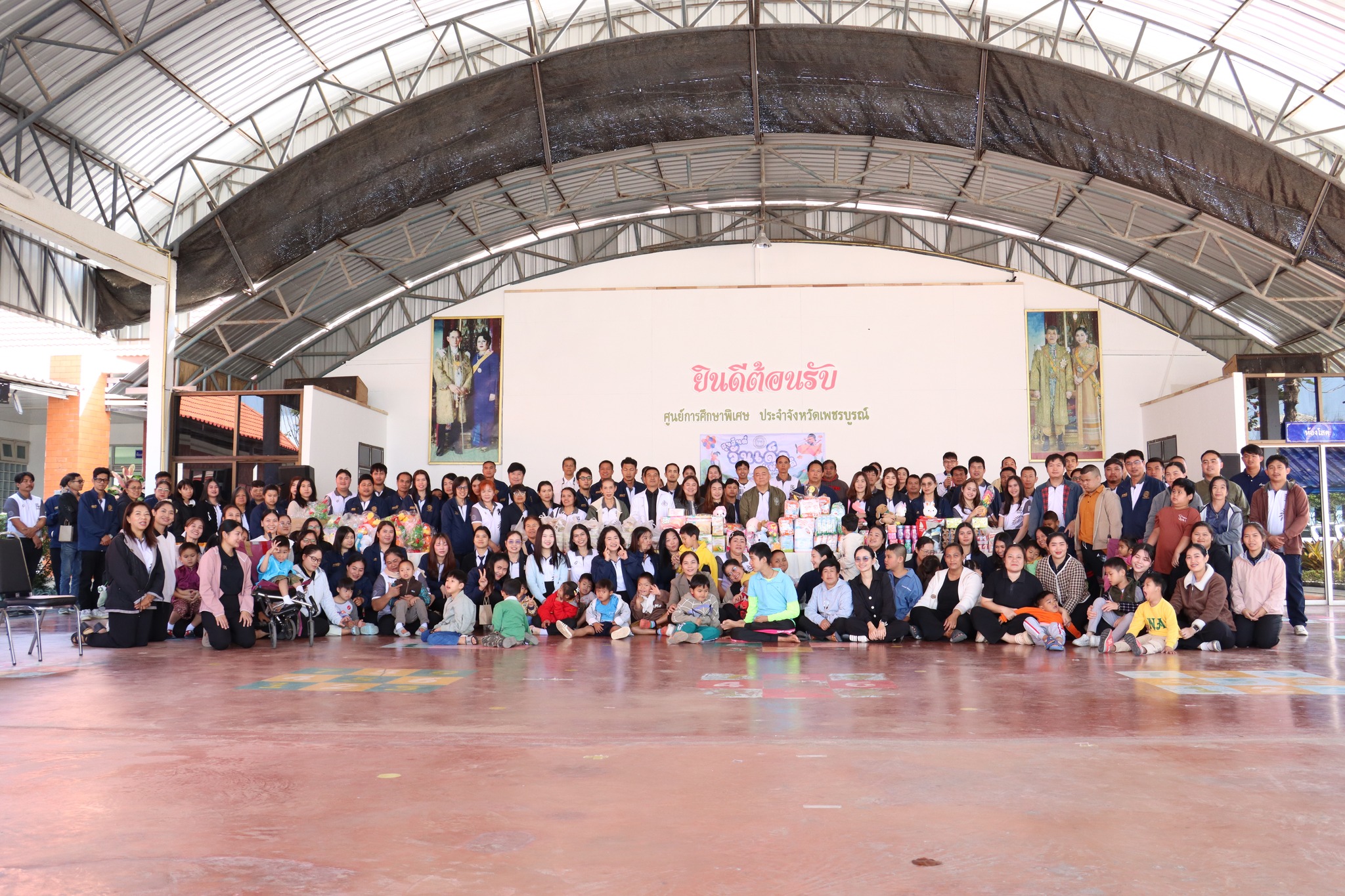 เลี้ยงอาหารกลางวันและมอบสิ่งของอุปโภคบริโภค รวมถึงของเล่น ให้แก่ศูนย์การศึกษาพิเศษ ประจำจังหวัดเพชรบูรณ์