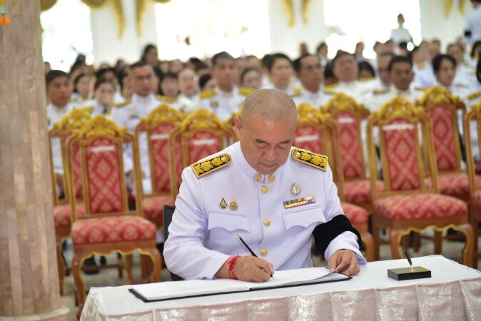 พิธีถวายน้ำสรงพระศพ เบื้องหน้าพระรูป